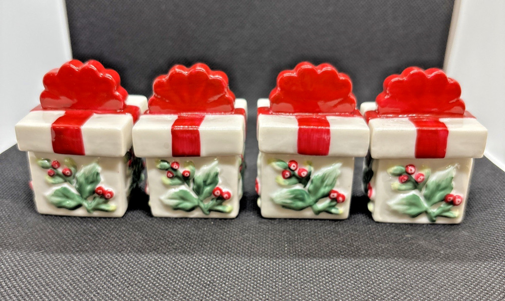 Pfaltzgraff Winterberry Christmas 4 Mini Gifts Salt & Pepper Shaker 8 Pieces